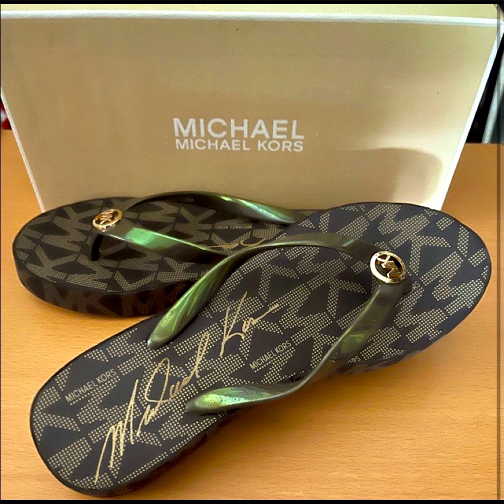 Brand New Michael Kors Flip Flop Size 9  10